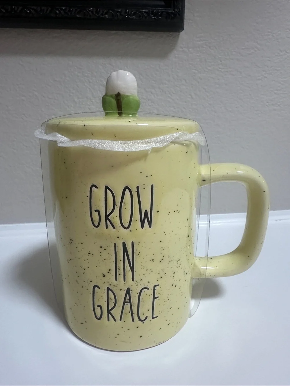 🌼 Rae Dunn Yellow Speckled Ceramic Mug with Daisy Floral Knob Lid 🌼 NEW